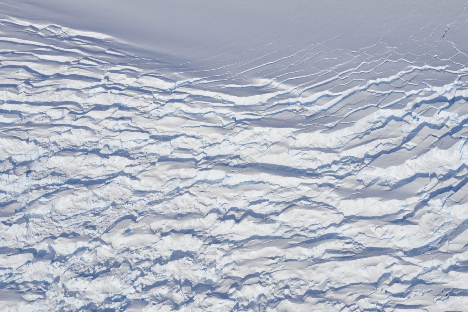 Debajo de la Antártida hay un continente de montañas y cañones enterrado bajo 27 millones de km³ de hielo. Bedmap3 lo reconstruyó con un detalle nunca visto
