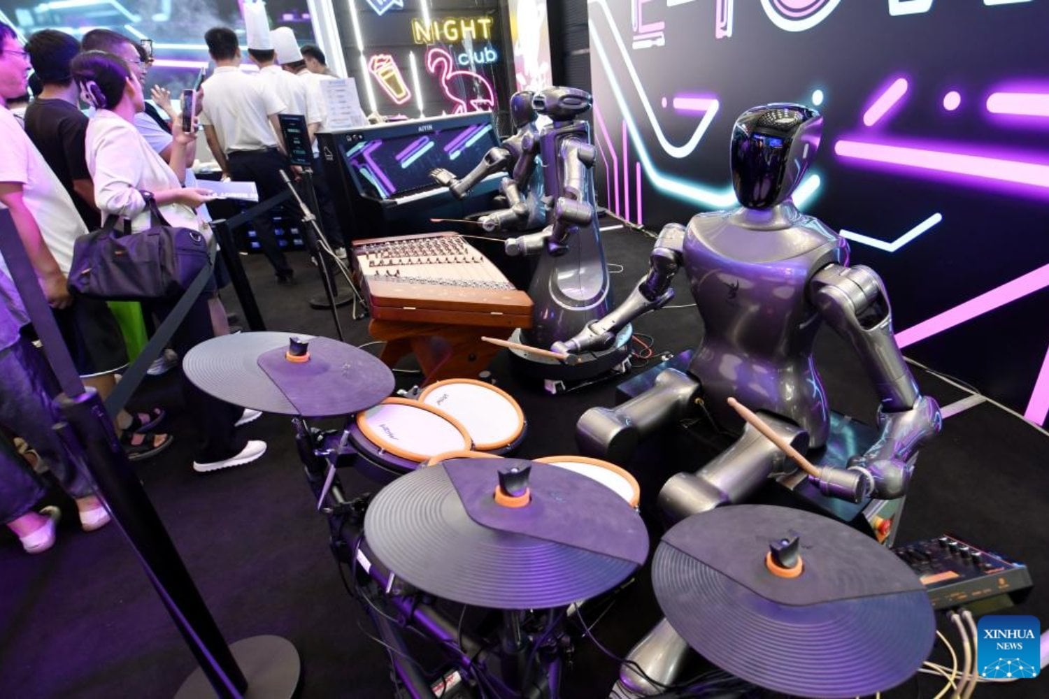 China se cansó de ver a sus robots bailar, pelear y hacer volteretas. Pekín quiere que salgan de las ferias y se pongan a trabajar en fábricas, almacenes, hoteles y hogares