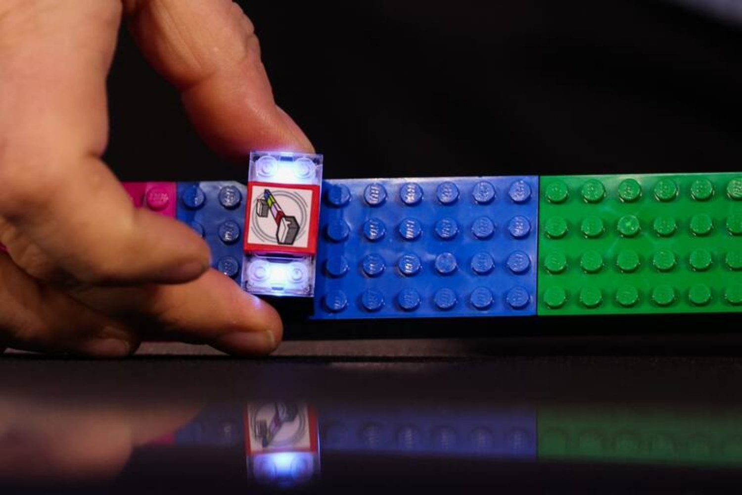 LEGO pasó años intentando que un ladrillo pudiera reconocer el mundo y acabó dándolo por perdido. Esa misma tarde, un último ajuste salvó la tecnología con la que quiere definir el próximo siglo del juego