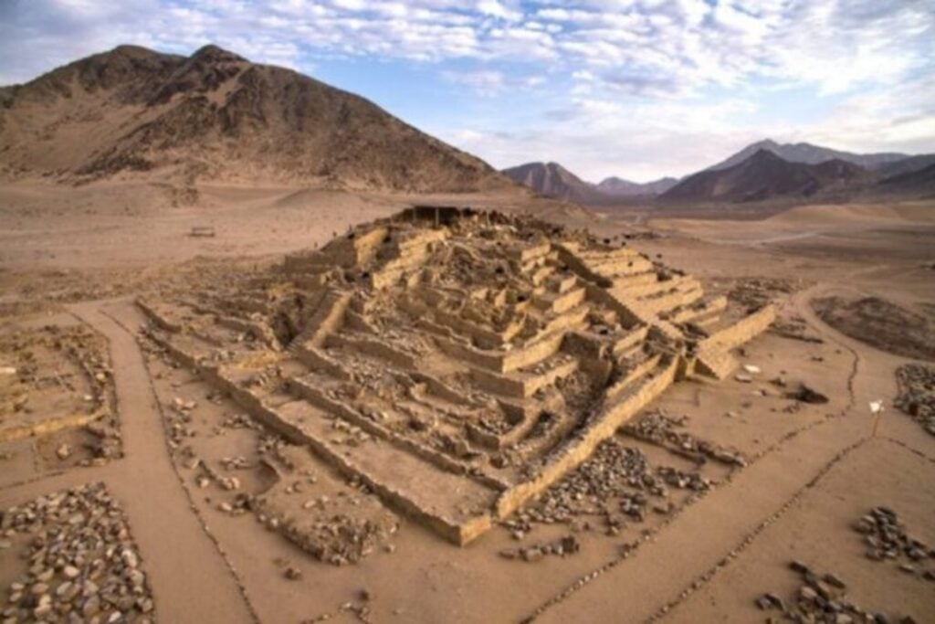 China nunca había excavado oficialmente en Sudamérica y ha elegido el lugar más ambicioso para empezar. Su primera misión buscará en Caral las claves de la civilización que levantó pirámides en América hace 5.000 años