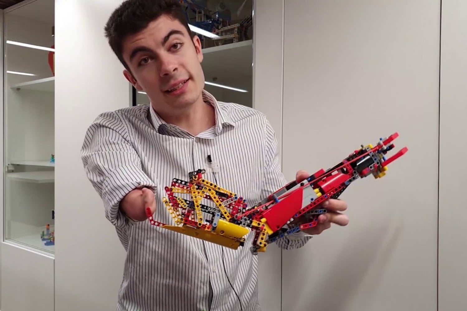 Nació sin el antebrazo derecho y a los 9 años empezó a construirse uno con LEGO. Nueve años después batió un récord Guinness y llegó a crear para un niño una prótesis con piezas de solo 15 euros