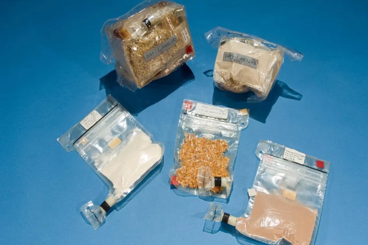 Parece la peor idea posible para alimentar a un astronauta: exponer su comida a radiación. Para la NASA fue una de las formas más seguras de llevarla a la Luna