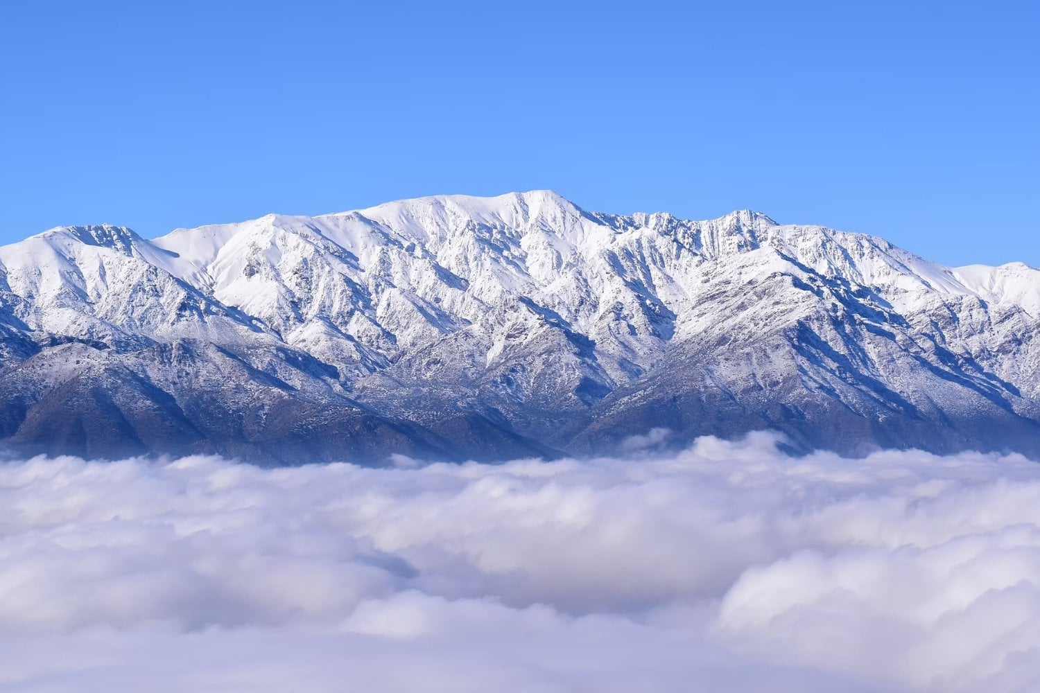 Los Andes parecían silenciosos, hasta que los científicos instalaron sensores. Encontraron 803 terremotos ocultos y descubrieron que la montaña sigue moviéndose bajo Chile