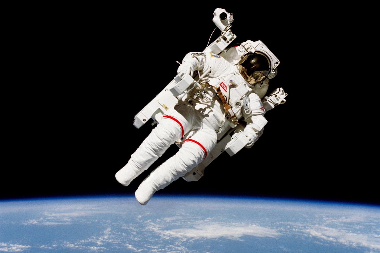 El astronauta Bruce McCandless se soltó del Challenger y comenzó a alejarse sin un solo cable. A casi 100 metros de la nave, se convirtió en el primer «satélite humano» de la historia