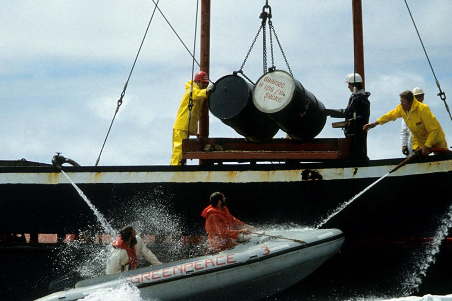 Durante décadas, Europa arrojó más de 200.000 barriles de residuos radiactivos al Atlántico. Ahora los científicos han bajado 4.700 metros y han encontrado algunos deteriorados y derramando su contenido