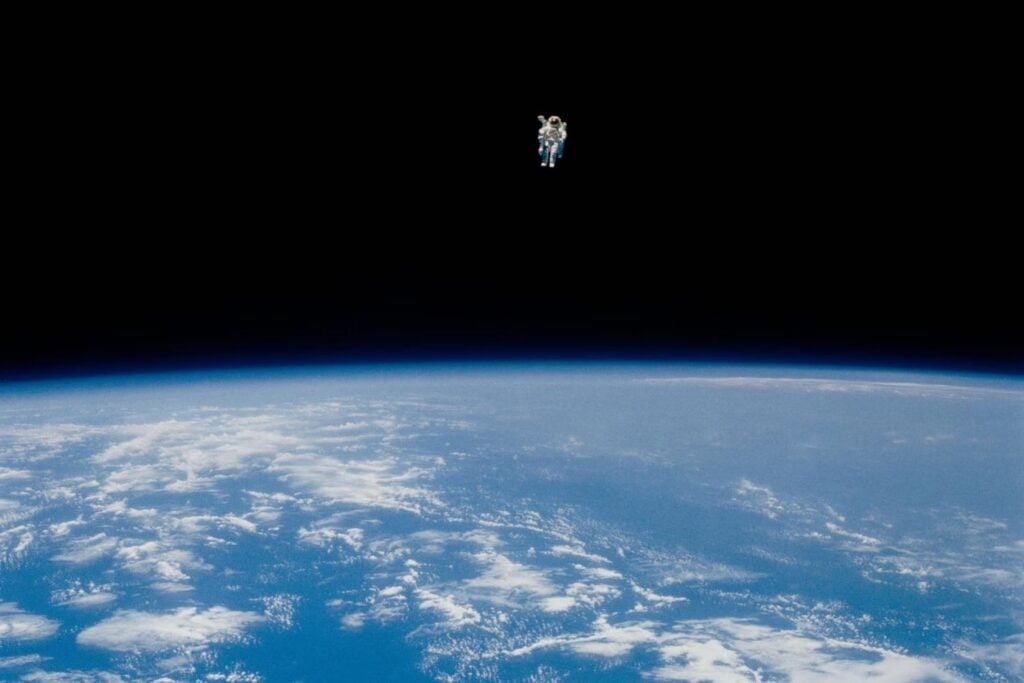 El astronauta Bruce McCandless se soltó del Challenger y comenzó a alejarse sin un solo cable. A casi 100 metros de la nave, se convirtió en el primer «satélite humano» de la historia