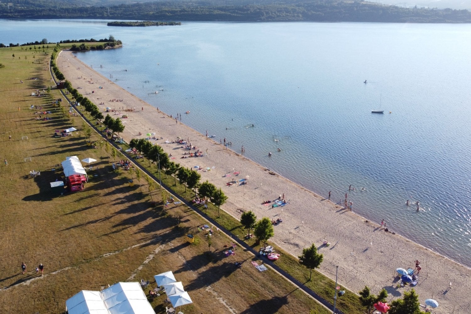 España llenó de agua una mina de carbón de más de 300 metros de profundidad. Cuatro años después había creado el mayor lago artificial del país con 547.000 millones de litros