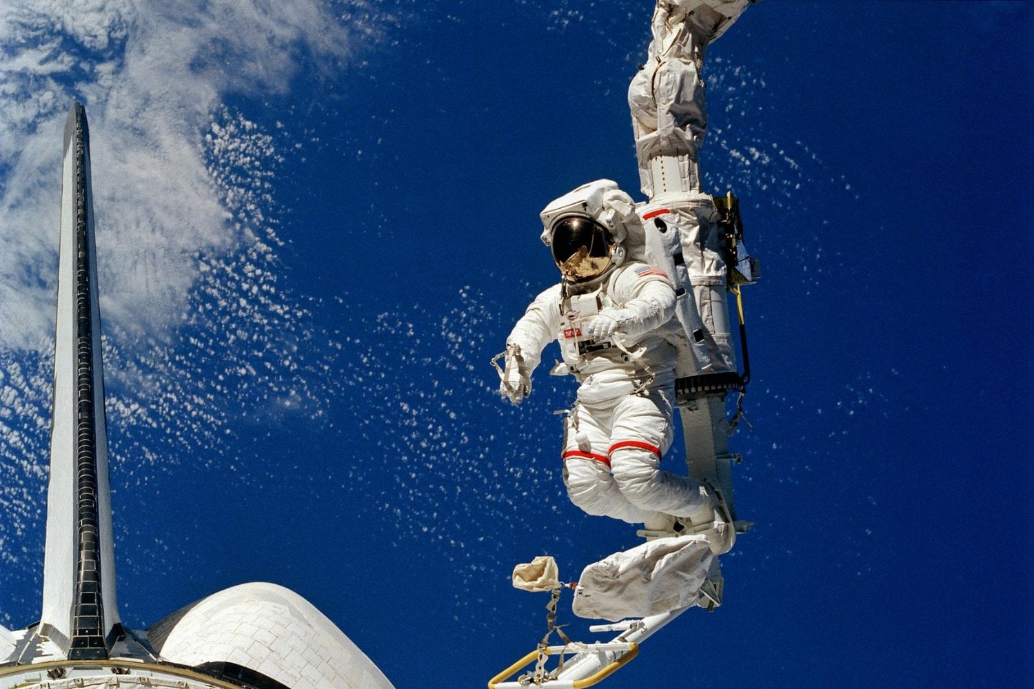 El astronauta Bruce McCandless se soltó del Challenger y comenzó a alejarse sin un solo cable. A casi 100 metros de la nave, se convirtió en el primer «satélite humano» de la historia