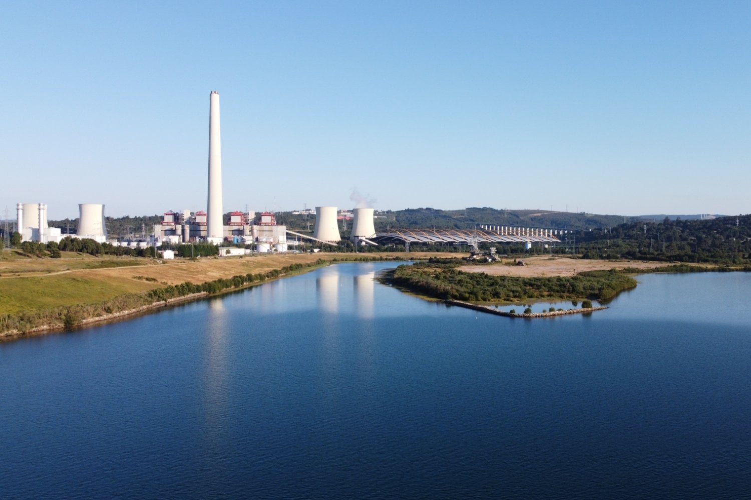 España llenó de agua una mina de carbón de más de 300 metros de profundidad. Cuatro años después había creado el mayor lago artificial del país con 547.000 millones de litros