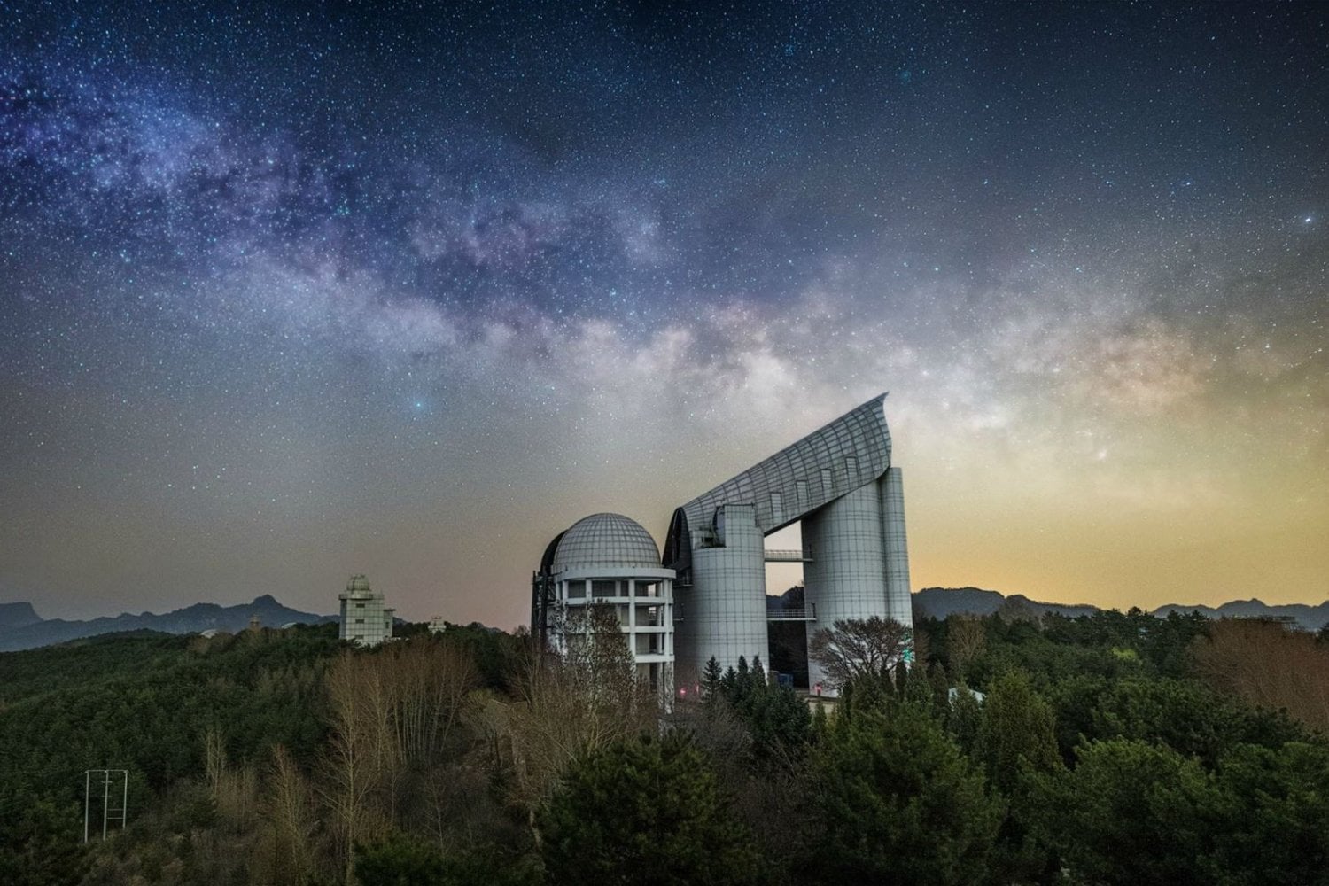 Astrónomos han encontrado la frontera donde la Vía Láctea deja de fabricar estrellas. Está a 40.000 años luz del centro y la delató algo inesperado: cuanto más lejos miraban, más viejas eran