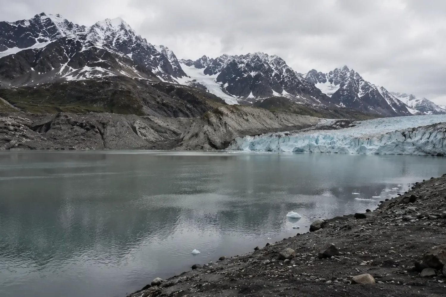 En Nepal un río subió nueve metros sin que cayera una gota de lluvia. Lo inquietante está al otro lado de la frontera: 25 lagos glaciares en China podrían enviar la próxima pared de agua antes de que suenen las alarmas