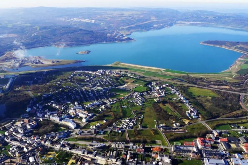 España llenó de agua una mina de carbón de más de 300 metros de profundidad. Cuatro años después había creado el mayor lago artificial del país con 547.000 millones de litros