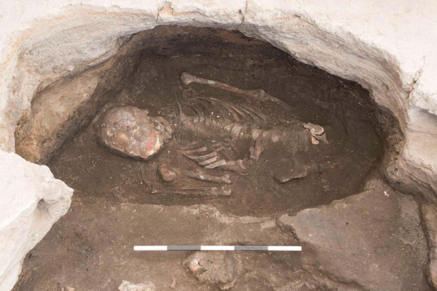 Una simulación de Çatalhöyük ha encontrado una paradoja: al principio el clima seco sostuvo más población que la lluvia. Mil años de agricultura invirtieron la ventaja y convirtieron esa misma sequedad en una amenaza