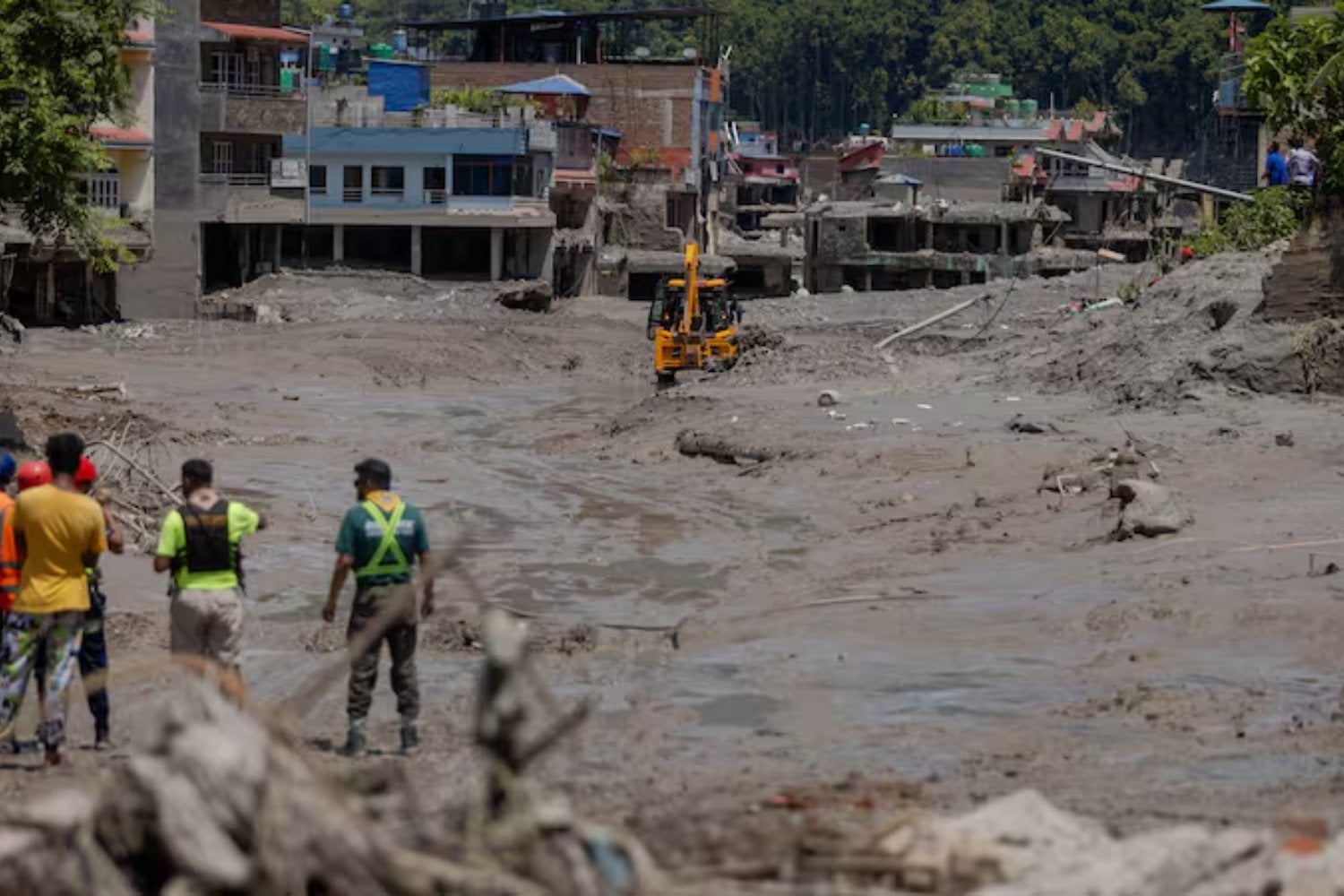 En Nepal un río subió nueve metros sin que cayera una gota de lluvia. Lo inquietante está al otro lado de la frontera: 25 lagos glaciares en China podrían enviar la próxima pared de agua antes de que suenen las alarmas