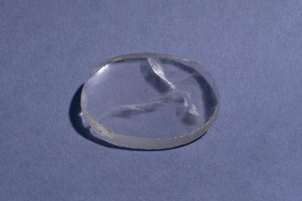 Hace 2.700 años, los asirios pulieron un cristal que todavía desconcierta a los arqueólogos. Enfoca la luz como una lente y podría esconder una tecnología óptica mucho más antigua de lo que imaginábamos