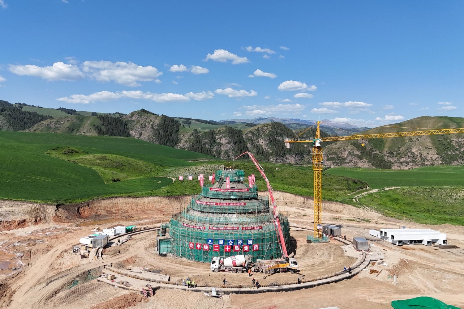 China está levantando un monstruo de 110 metros y más de 6.000 toneladas para escuchar el Universo. Podrá moverse por el cielo con un error equivalente a apuntar a una pelota de ping-pong situada a 3,3 kilómetros