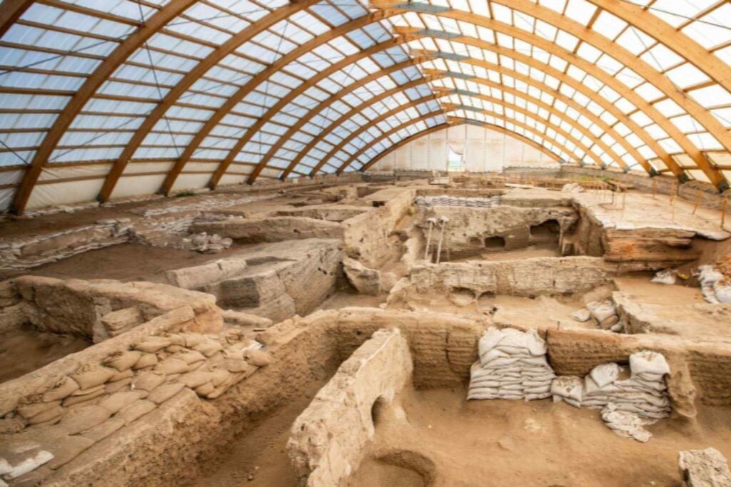 Una simulación de Çatalhöyük ha encontrado una paradoja: al principio el clima seco sostuvo más población que la lluvia. Mil años de agricultura invirtieron la ventaja y convirtieron esa misma sequedad en una amenaza