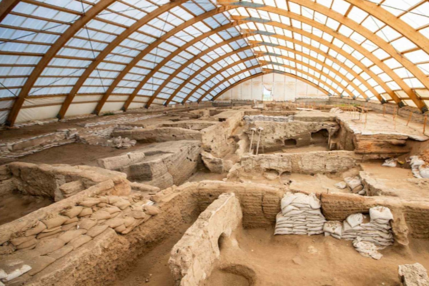 Una simulación de Çatalhöyük ha encontrado una paradoja: al principio el clima seco sostuvo más población que la lluvia. Mil años de agricultura invirtieron la ventaja y convirtieron esa misma sequedad en una amenaza