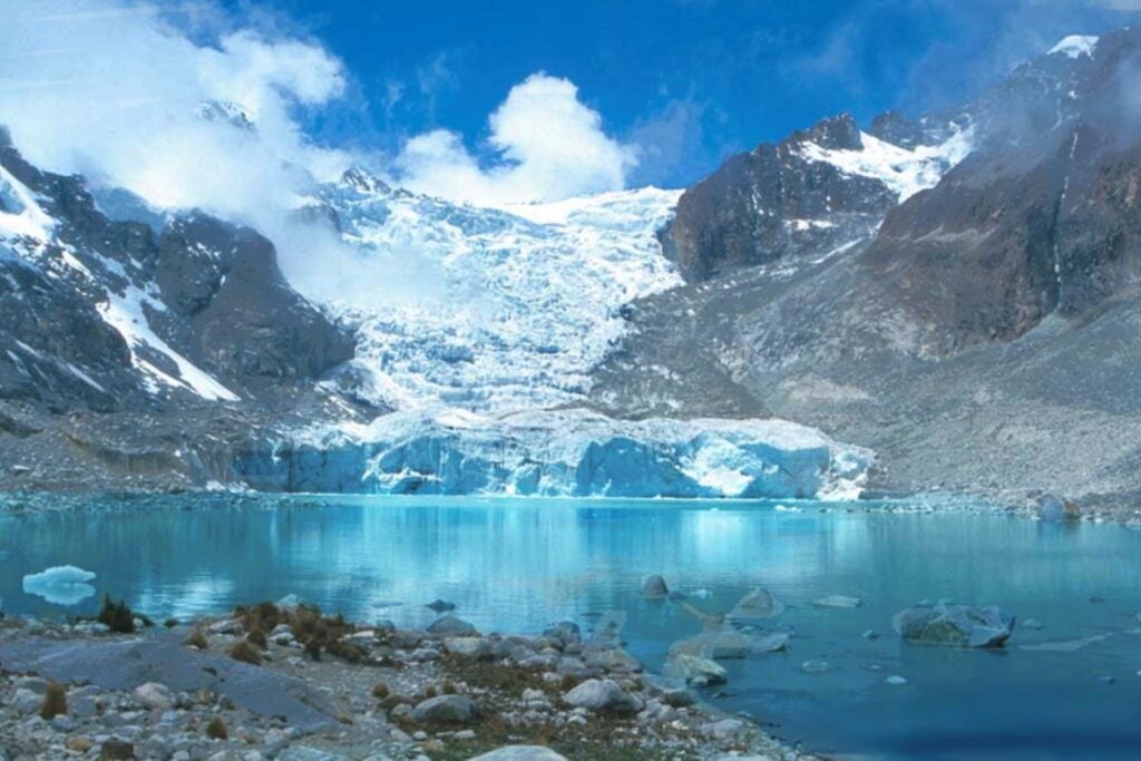 En Nepal un río subió nueve metros sin que cayera una gota de lluvia. Lo inquietante está al otro lado de la frontera: 25 lagos glaciares en China podrían enviar la próxima pared de agua antes de que suenen las alarmas