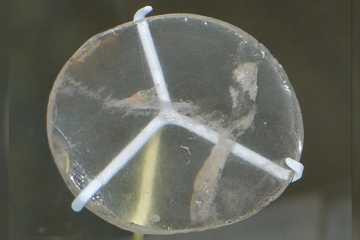 Hace 2.700 años, los asirios pulieron un cristal que todavía desconcierta a los arqueólogos. Enfoca la luz como una lente y podría esconder una tecnología óptica mucho más antigua de lo que imaginábamos