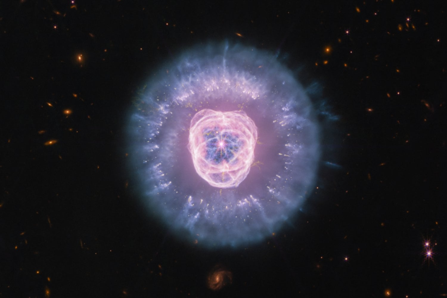 El James Webb acaba de fotografiar una estrella muerta destruyendo parte del polvo que ella misma expulsó. La Nebulosa del León todavía está cambiando y dentro de unos 10.000 años habrá desaparecido