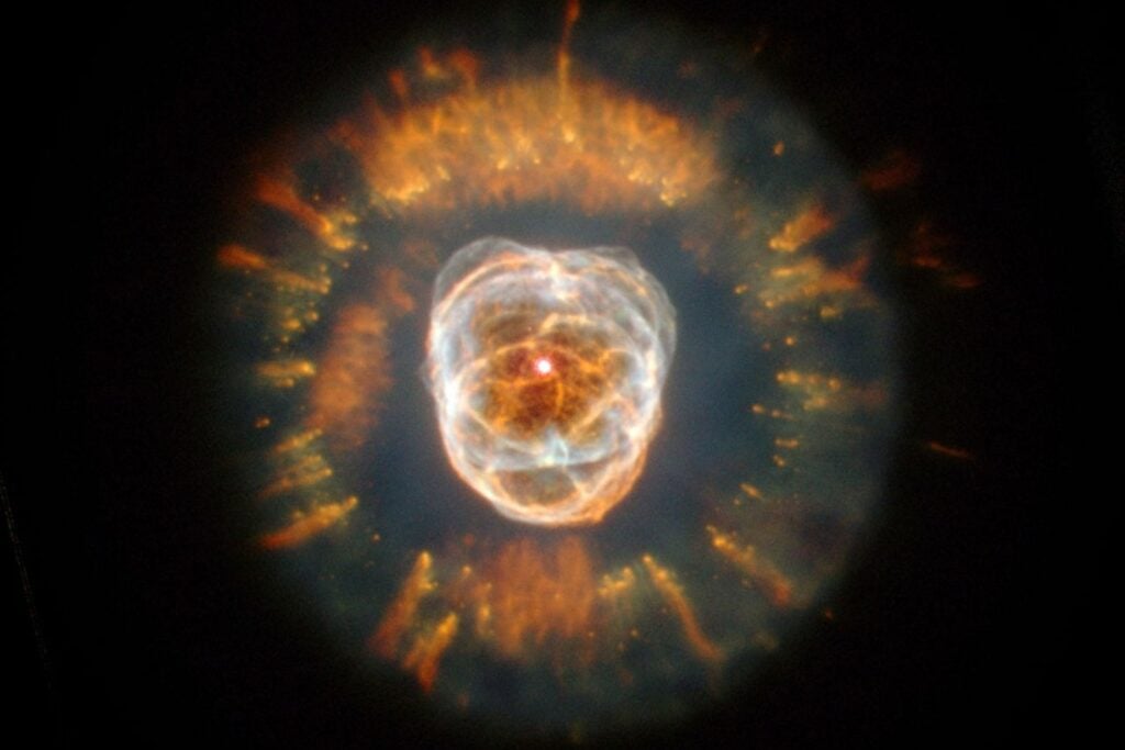 El James Webb acaba de fotografiar una estrella muerta destruyendo parte del polvo que ella misma expulsó. La Nebulosa del León todavía está cambiando y dentro de unos 10.000 años habrá desaparecido