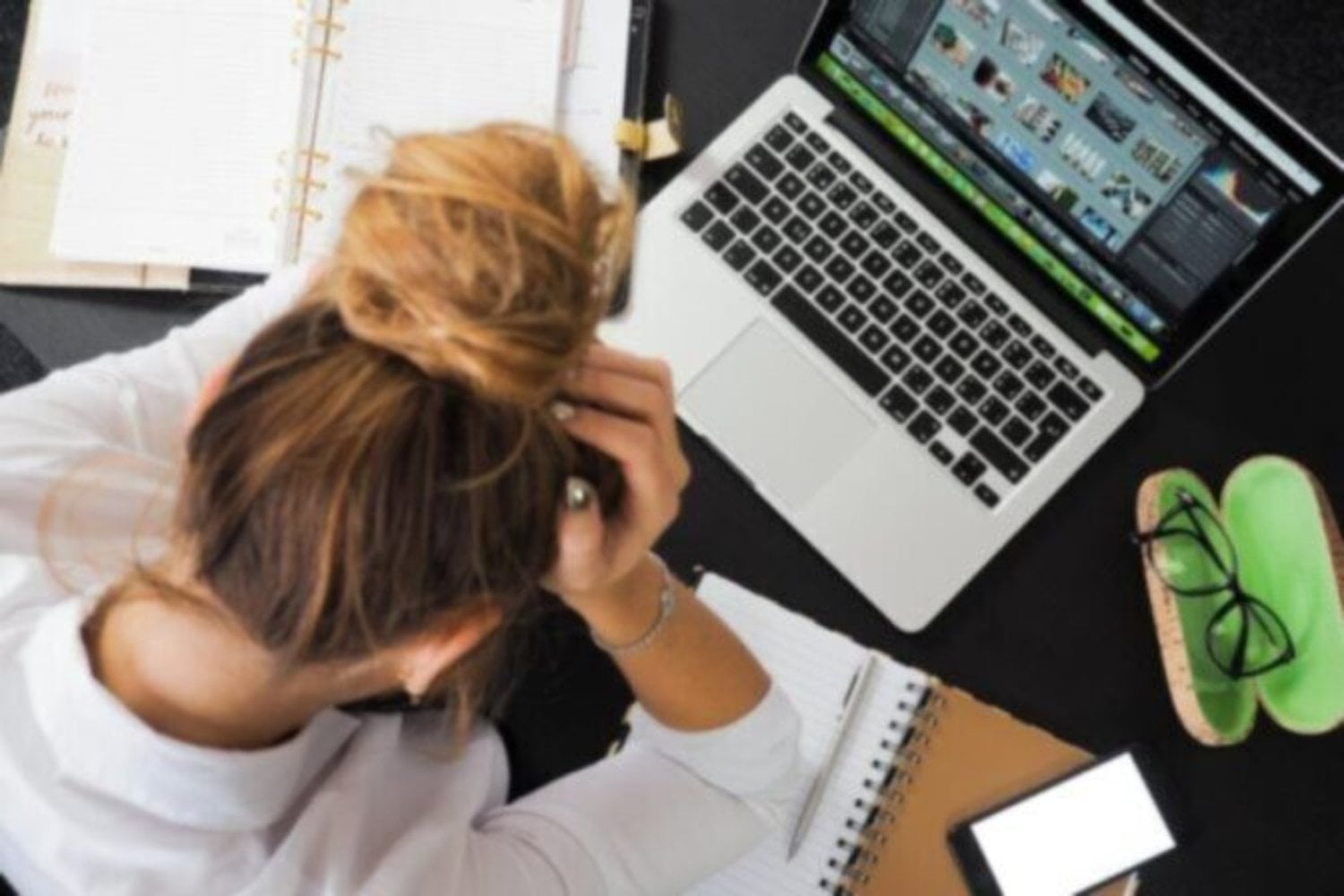 La IA prometía devolvernos horas de vida y semanas laborales más cortas. En las empresas que la están construyendo, algunos empleados aseguran trabajar hasta 90 horas