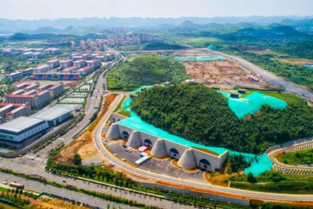 China está mudando el cerebro de su IA de las grandes ciudades al campo. En las montañas de Guizhou levanta una infraestructura que anticipa casi el doble de centros de datos para 2030