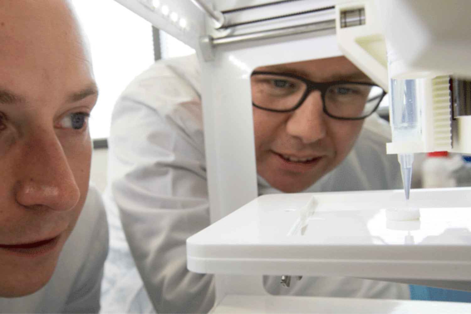 No era plástico lo que salía de aquella impresora 3D, sino células humanas vivas formando una córnea. El experimento tardó menos de 10 minutos y abrió una puerta enorme para los trasplantes