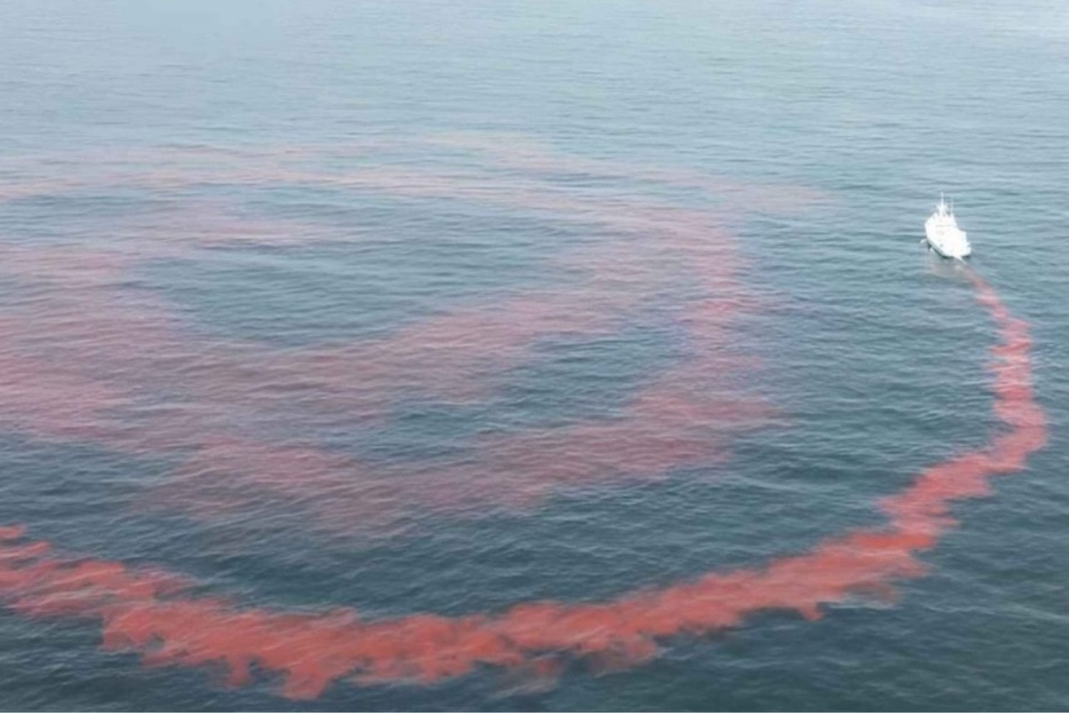 Estados Unidos vertió 62.000 litros de solución alcalina en el Atlántico para abrirle un “hueco” químico al CO₂. Siguieron el agua durante cinco días, pero aún falta la única cifra que importa