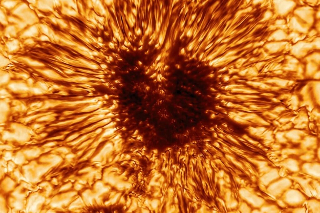 Para distinguir estructuras de apenas 19 kilómetros en el Sol, este telescopio tiene que sobrevivir a 12 kW de calor. Su solución incluye 12 kilómetros de tuberías y una piscina de hielo cada noche