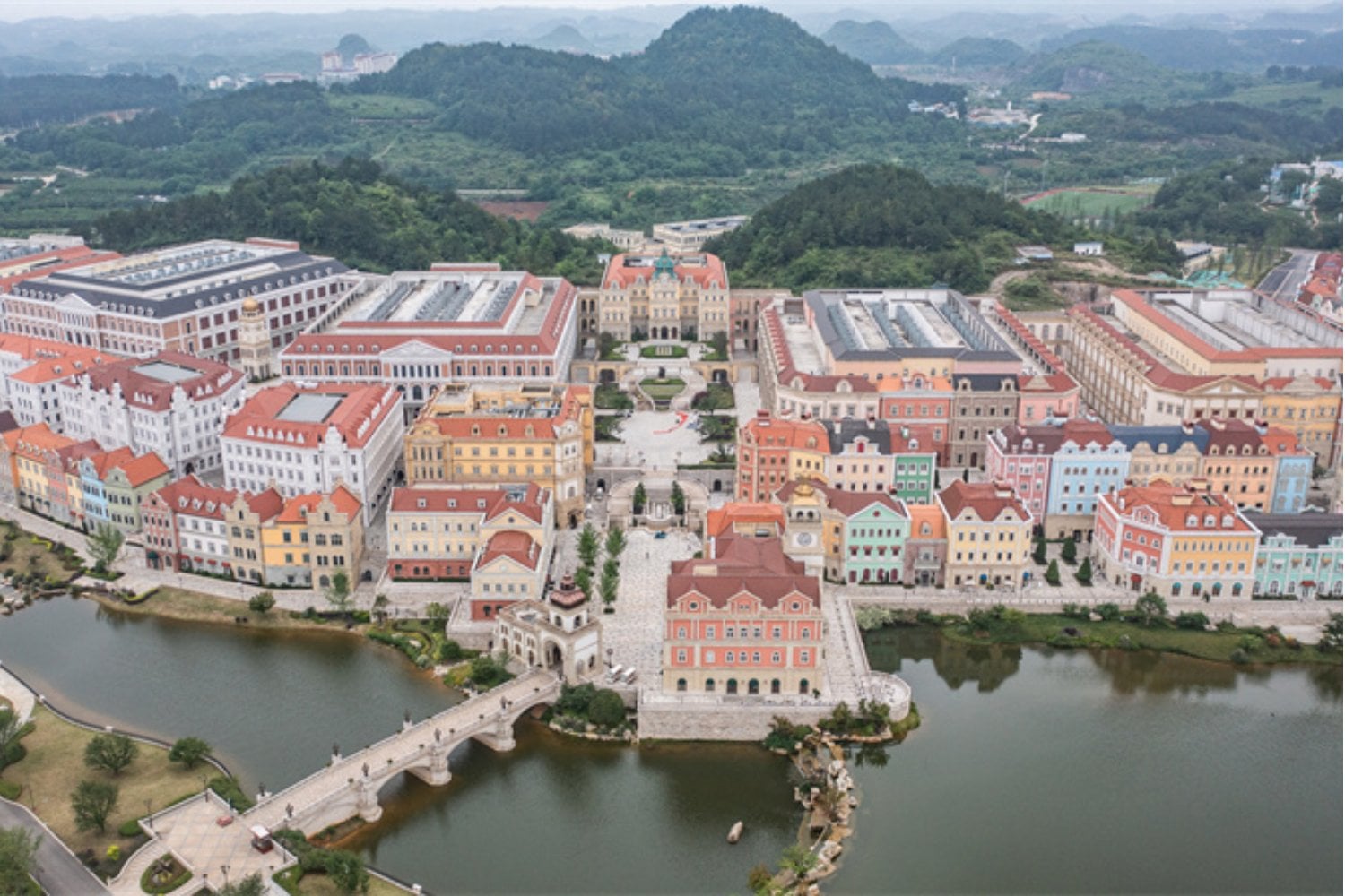 China está mudando el cerebro de su IA de las grandes ciudades al campo. En las montañas de Guizhou levanta una infraestructura que anticipa casi el doble de centros de datos para 2030