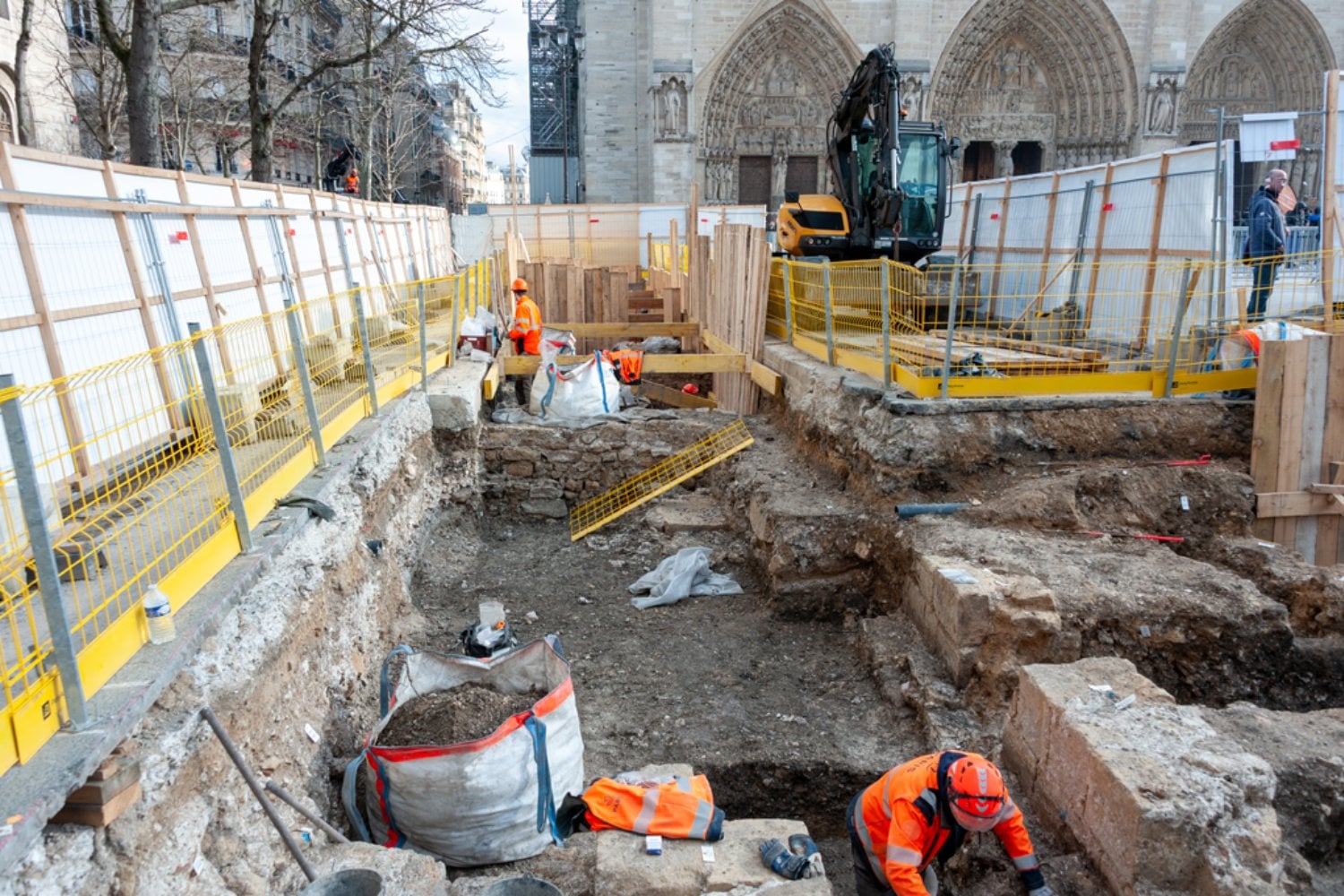 París solo quería convertir la explanada de Notre-Dame en un oasis con 160 árboles. A cuatro metros bajo el suelo apareció otra ciudad: la Lutecia romana seguía allí