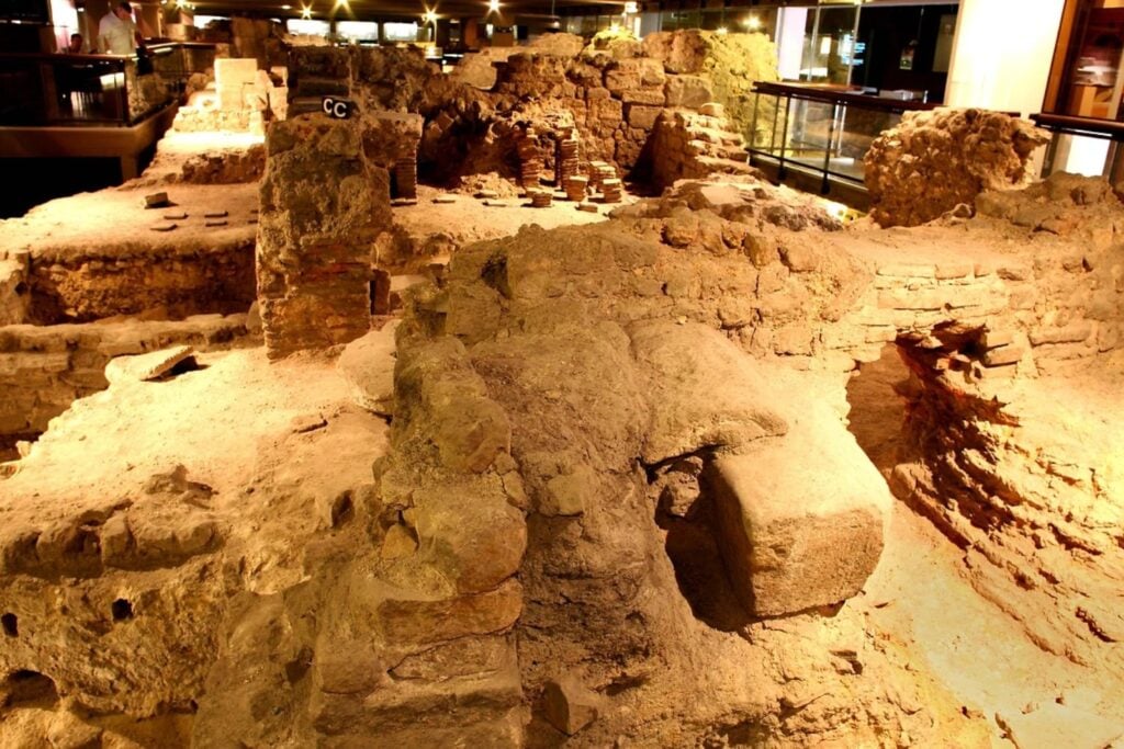 París solo quería convertir la explanada de Notre-Dame en un oasis con 160 árboles. A cuatro metros bajo el suelo apareció otra ciudad: la Lutecia romana seguía allí