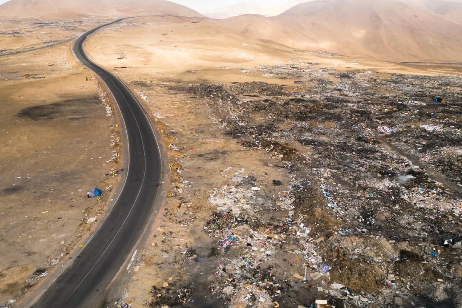 En el desierto de Atacama hay un vertedero de ropa tan grande que ya puede verse desde el espacio. Cada año recibe decenas de miles de toneladas y revela dónde termina realmente la fast fashion