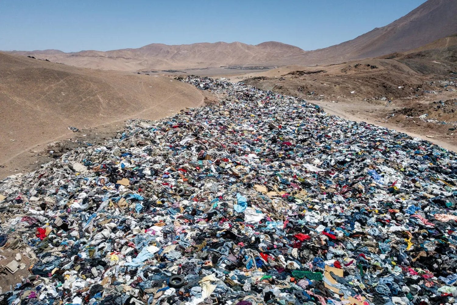 En el desierto de Atacama hay un vertedero de ropa tan grande que ya puede verse desde el espacio. Cada año recibe decenas de miles de toneladas y revela dónde termina realmente la fast fashion