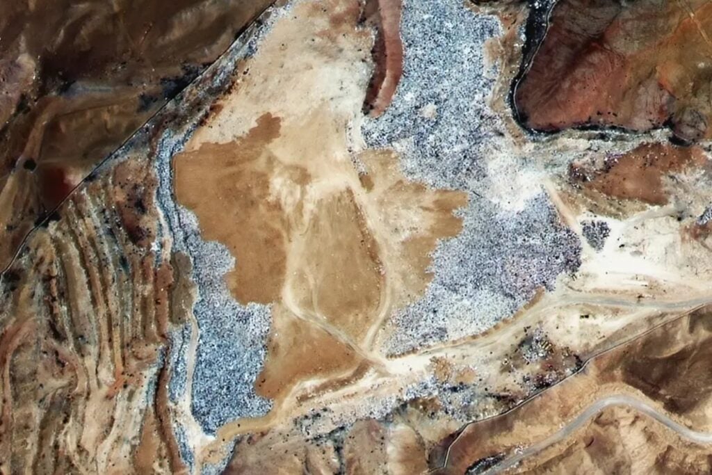 En el desierto de Atacama hay un vertedero de ropa tan grande que ya puede verse desde el espacio. Cada año recibe decenas de miles de toneladas y revela dónde termina realmente la fast fashion