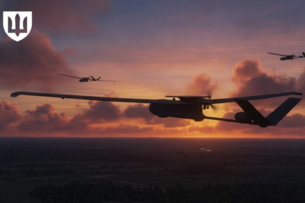 Ucrania acaba de autorizar un dron capaz de volar más de 2.000 kilómetros y permanecer un día entero en el aire. El Dovbush T40 convierte los Urales y parte de Siberia en profundidad alcanzable desde territorio ucraniano