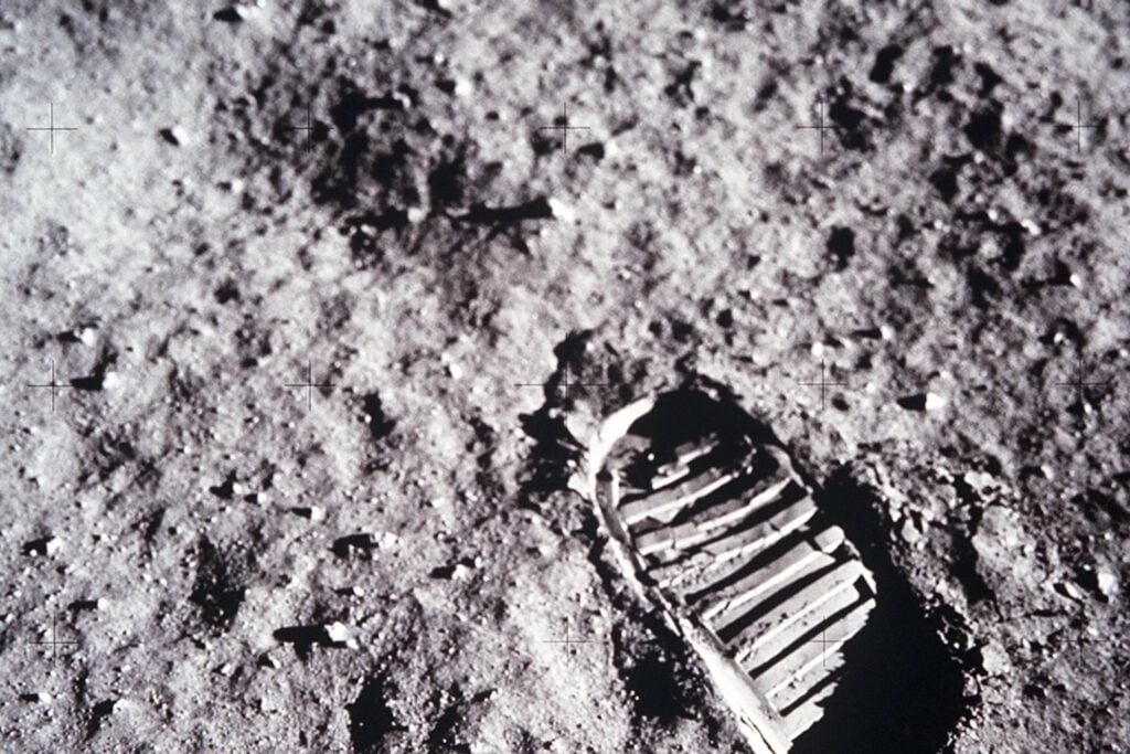 Una sola huella de astronauta podría dejar cientos de millones de microbios vivos en la Luna. La NASA descubre refugios donde algunos sobrevivirían al menos una semana