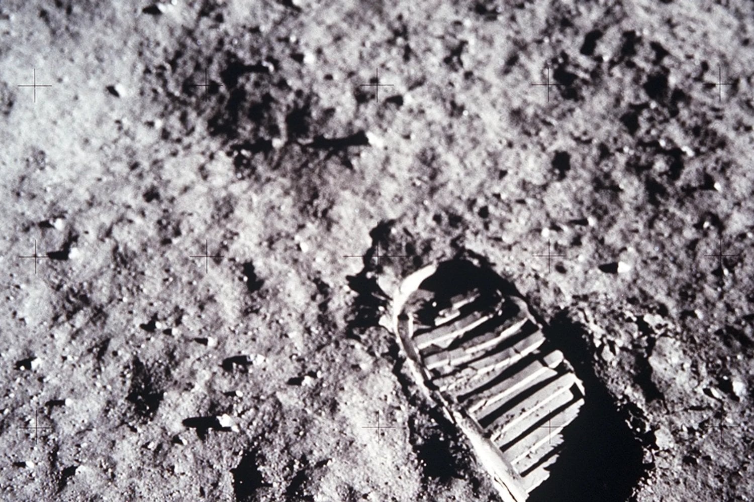 Una sola huella de astronauta podría dejar cientos de millones de microbios vivos en la Luna. La NASA descubre refugios donde algunos sobrevivirían al menos una semana