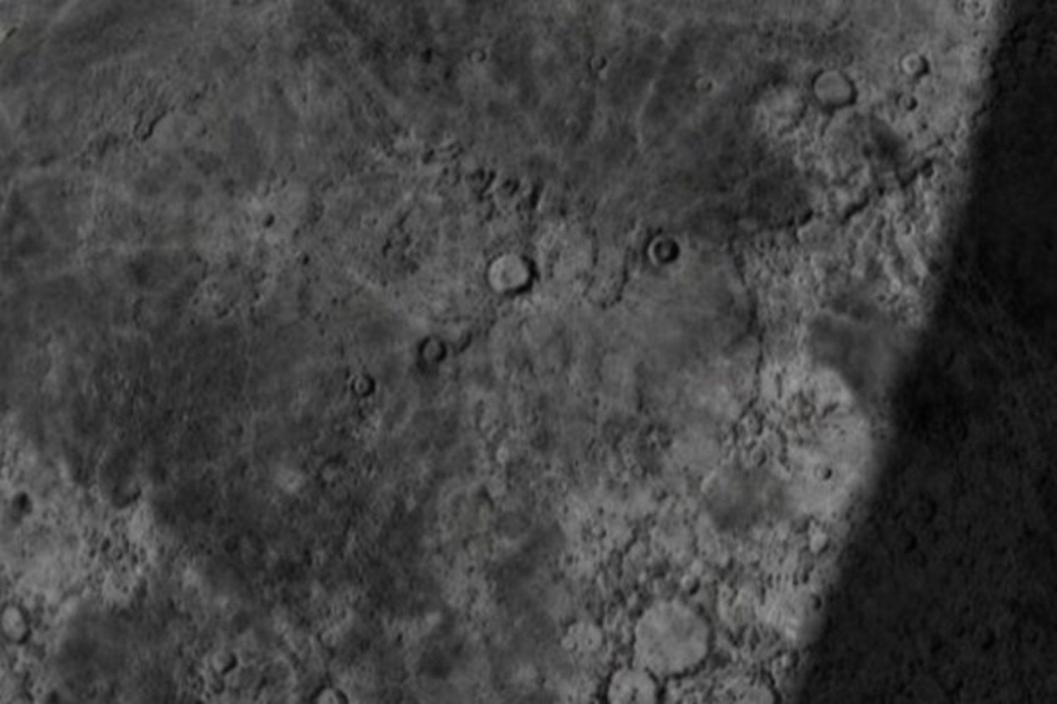 Una sola huella de astronauta podría dejar cientos de millones de microbios vivos en la Luna. La NASA descubre refugios donde algunos sobrevivirían al menos una semana