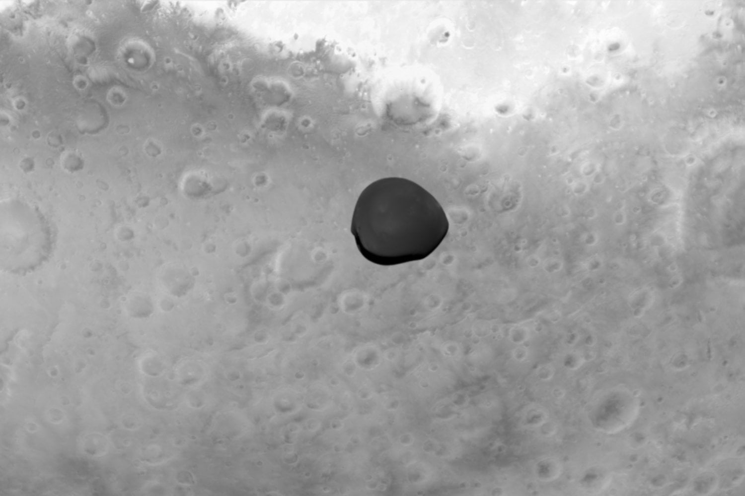 Un asteroide de apenas 320 metros pudo remodelar casi por completo una luna de Marte de 12 kilómetros. Deimos sobrevivió, pero quedó enterrada bajo hasta 200 metros de escombros