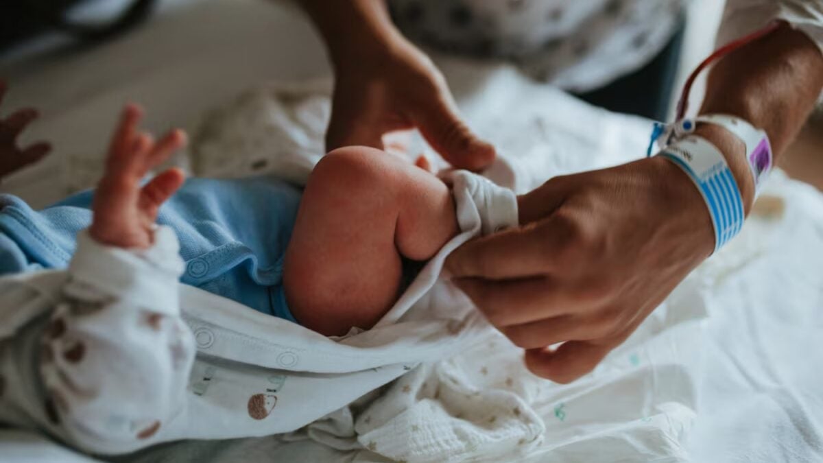 España empieza a romper una década de desplome de la natalidad y suma 1.656 bebés más en seis meses. Pero el dato que mejor retrata el cambio es otro: ya nacen más hijos de madres mayores de 40 que de menores de 25