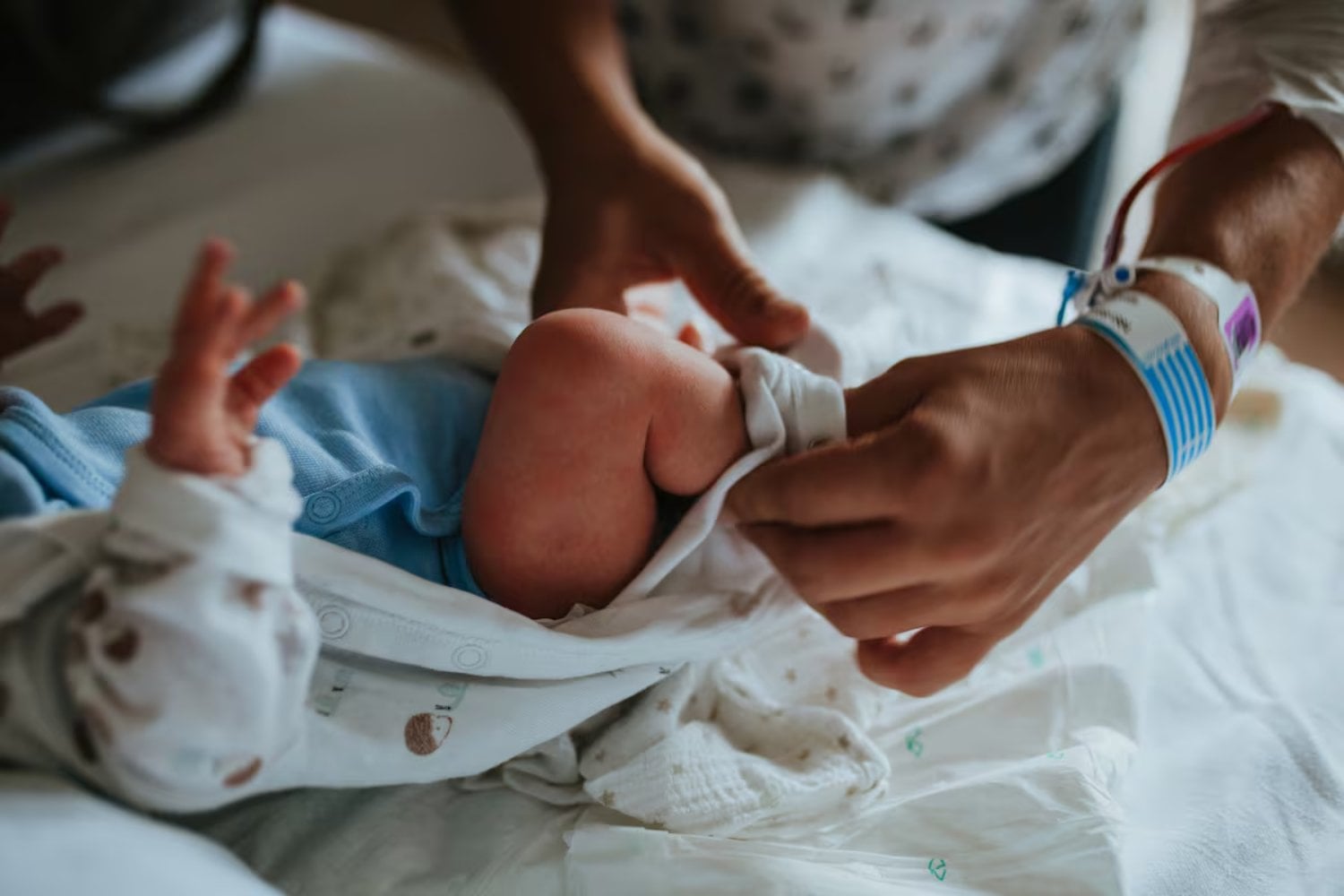 España empieza a romper una década de desplome de la natalidad y suma 1.656 bebés más en seis meses. Pero el dato que mejor retrata el cambio es otro: ya nacen más hijos de madres mayores de 40 que de menores de 25