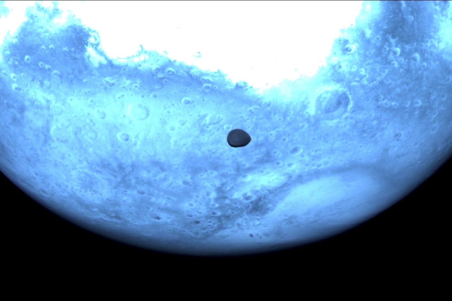 Un asteroide de apenas 320 metros pudo remodelar casi por completo una luna de Marte de 12 kilómetros. Deimos sobrevivió, pero quedó enterrada bajo hasta 200 metros de escombros