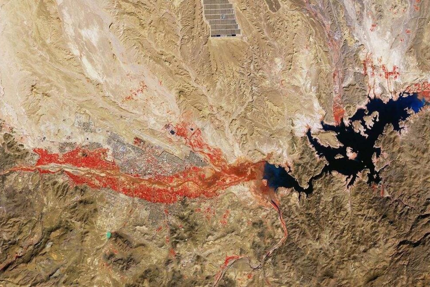 Un satélite europeo observa Marruecos desde el espacio y aparece una enorme cicatriz roja en mitad del desierto. No es fuego: revela dónde la vida reaparece tras las lluvias