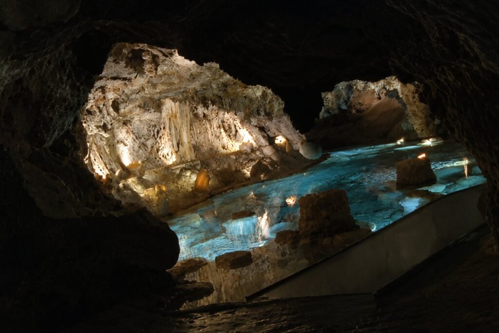 Una catedral de piedra y agua se oculta bajo un pueblo de Huelva desde hace millones de años