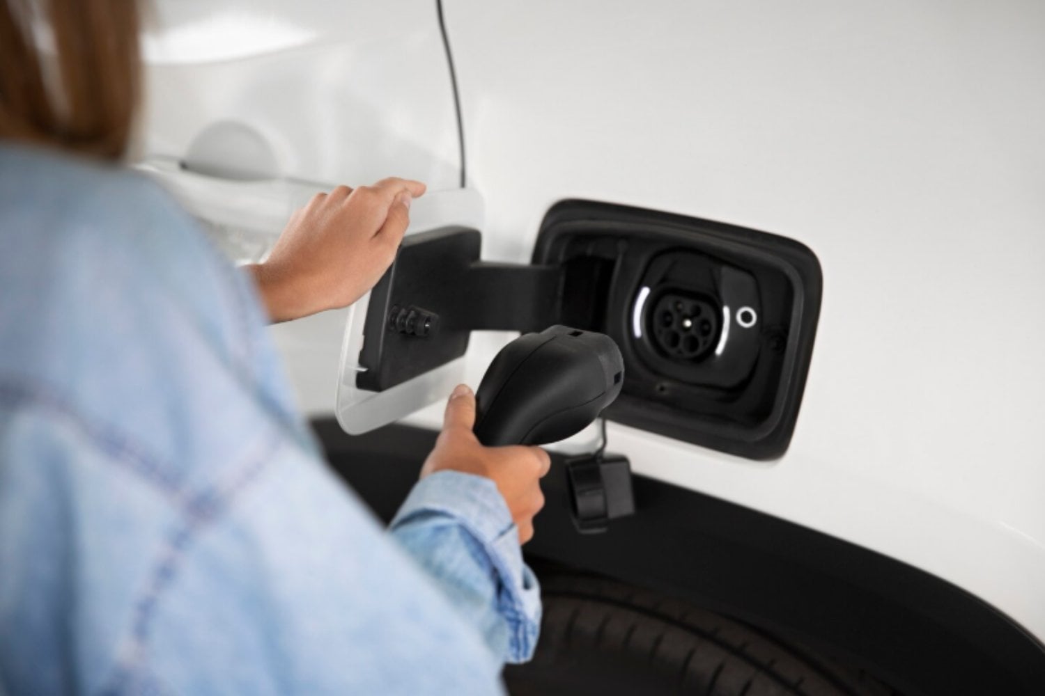 Una investigadora advierte del gran error que está encareciendo los coches eléctricos