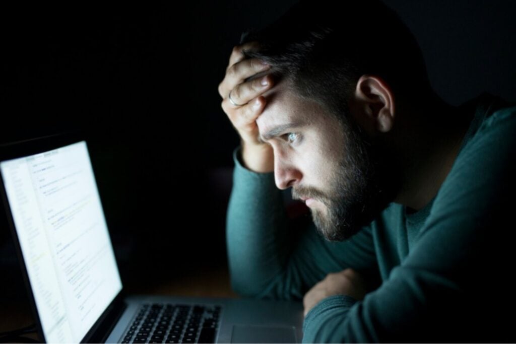 Pasar horas conectado no implica una adicción, pero estas señales pueden indicar un problema