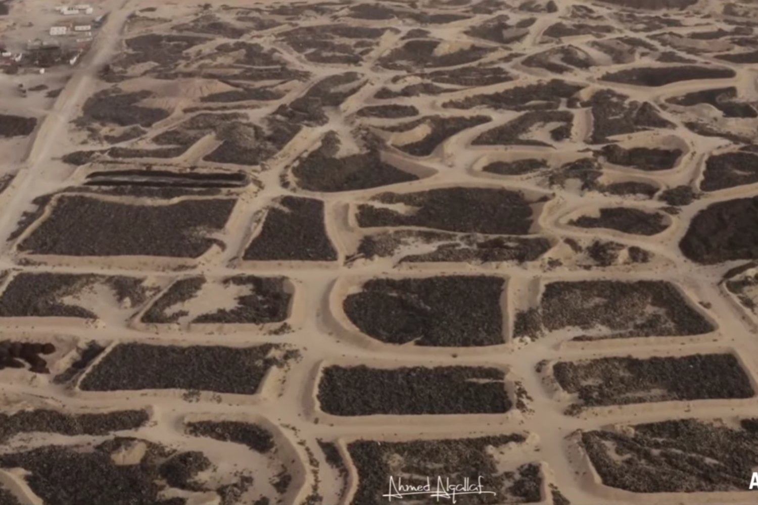 Kuwait acumuló 42 millones de neumáticos en el desierto hasta crear una mancha visible desde satélite: después tuvo que moverlos uno por uno